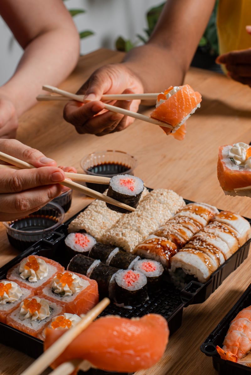 Platou de sushi servit cu bețișoare