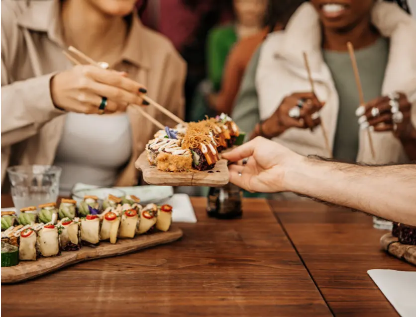 Prieteni care servesc sushi
