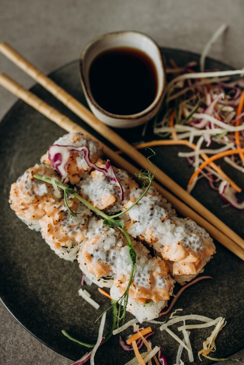 Rolluri sushi pe tavă de servire