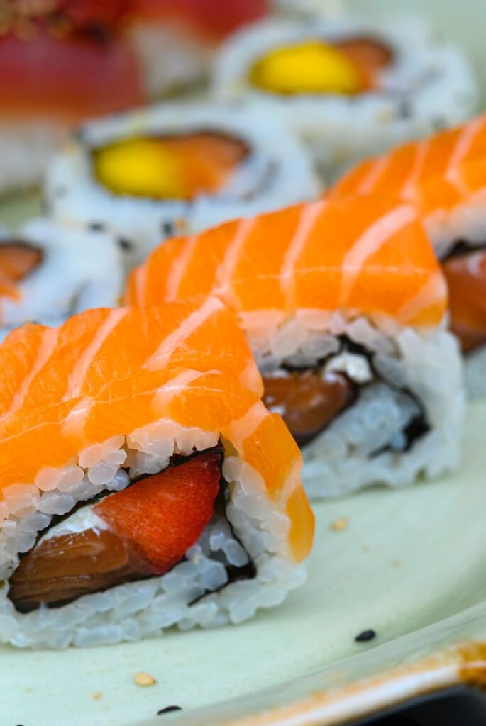 Sushi cu somon proaspăt