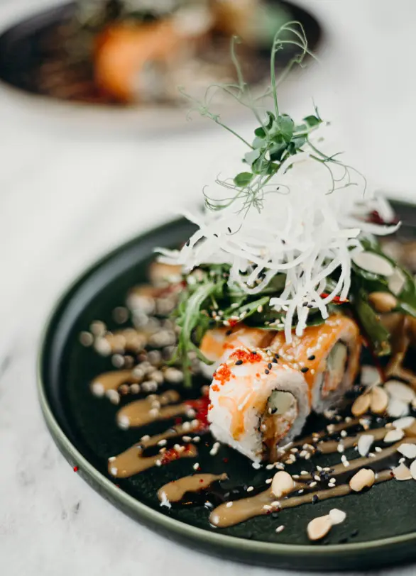 Sushi roll cu topping crocant