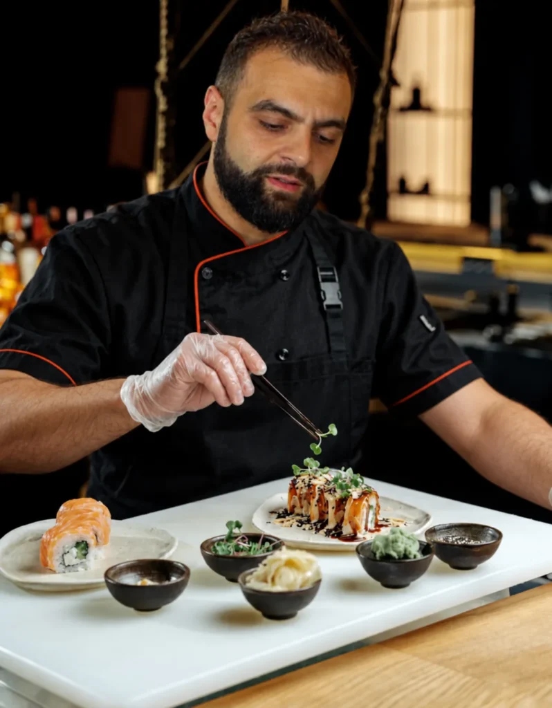 Chef Marius Dumitrache pregătind sushi